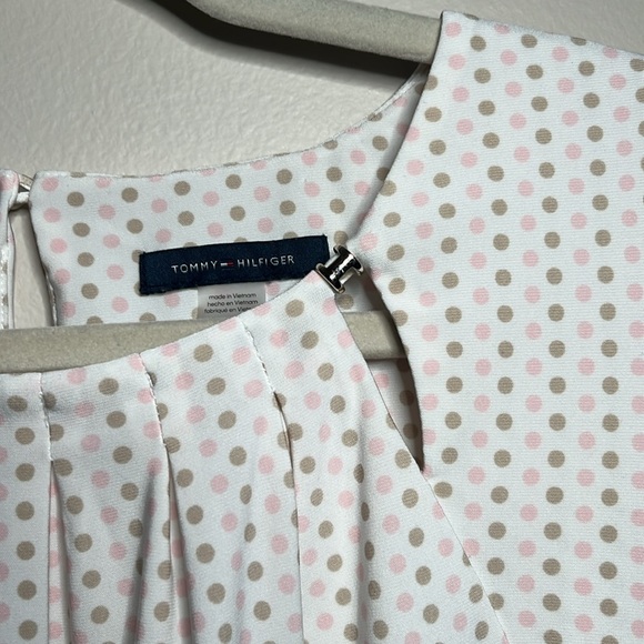 Sleeveless top with button in the back - Picture 4 of 5